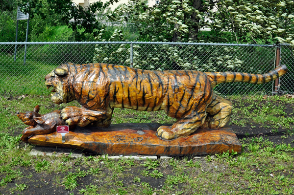 2010 chainsaw carving Wildlife
